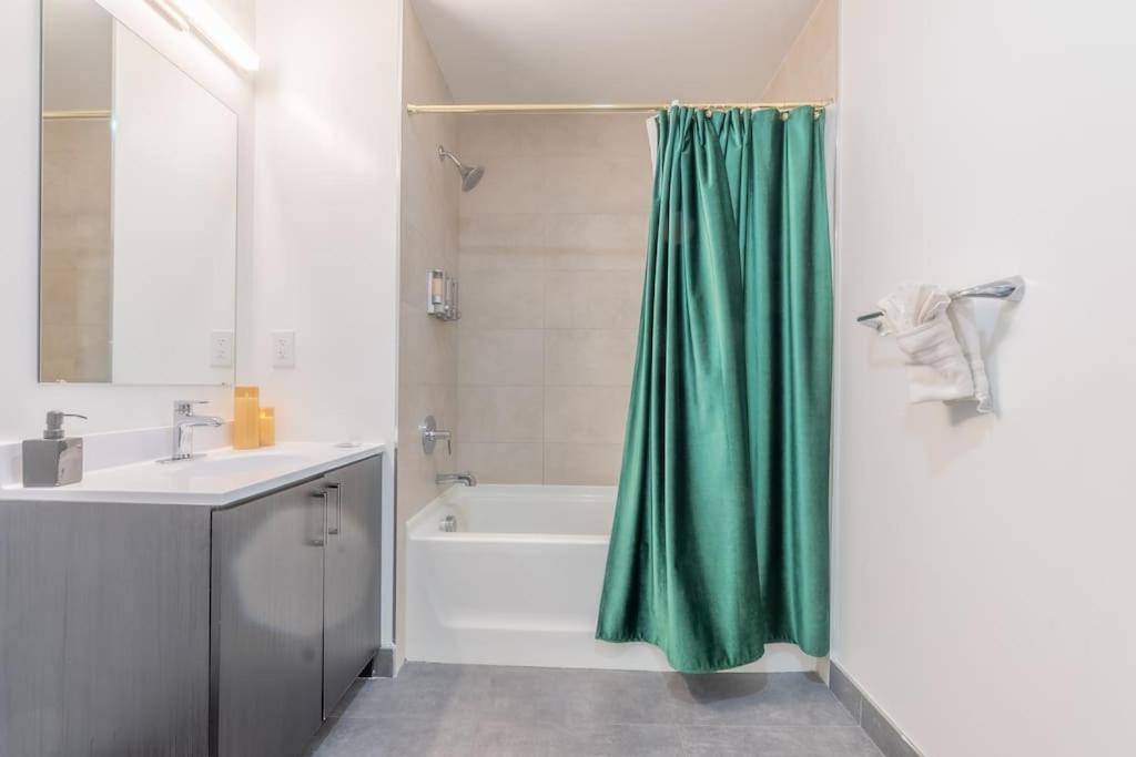 2 Bedroom 2 Bath Suite, Near American Dream And The Airport, Free Parking, King Bed And 2 Queen Beds, Washer And Dryer Orange 외부 사진