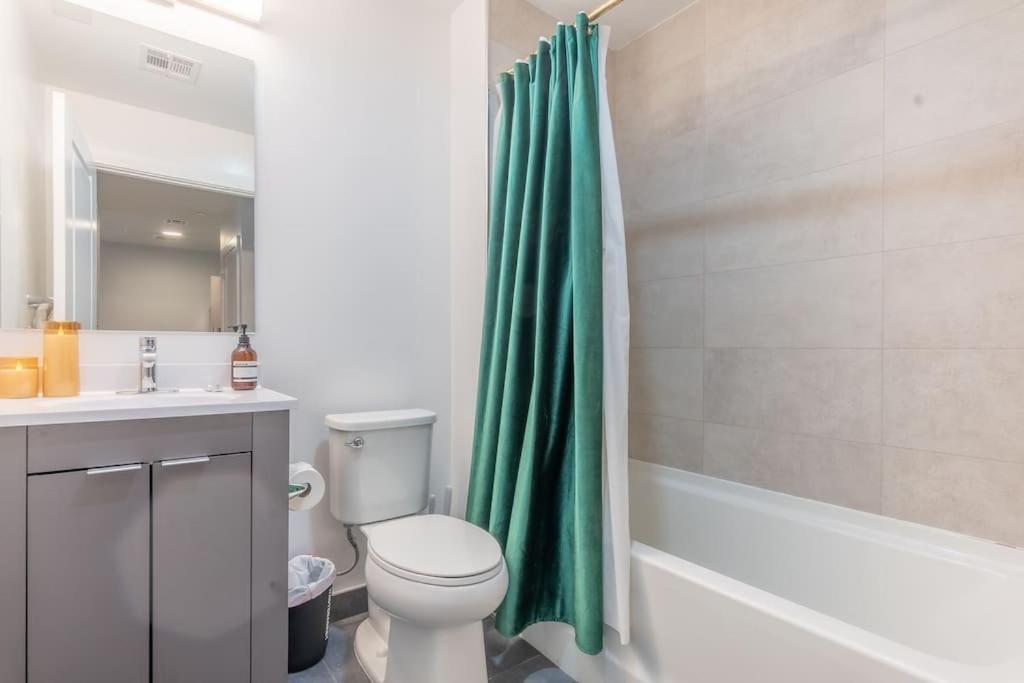 2 Bedroom 2 Bath Suite, Near American Dream And The Airport, Free Parking, King Bed And 2 Queen Beds, Washer And Dryer Orange 외부 사진