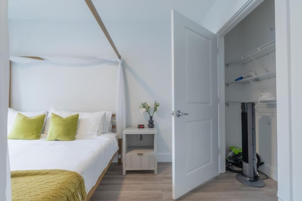 2 Bedroom 2 Bath Suite, Near American Dream And The Airport, Free Parking, King Bed And 2 Queen Beds, Washer And Dryer Orange 외부 사진