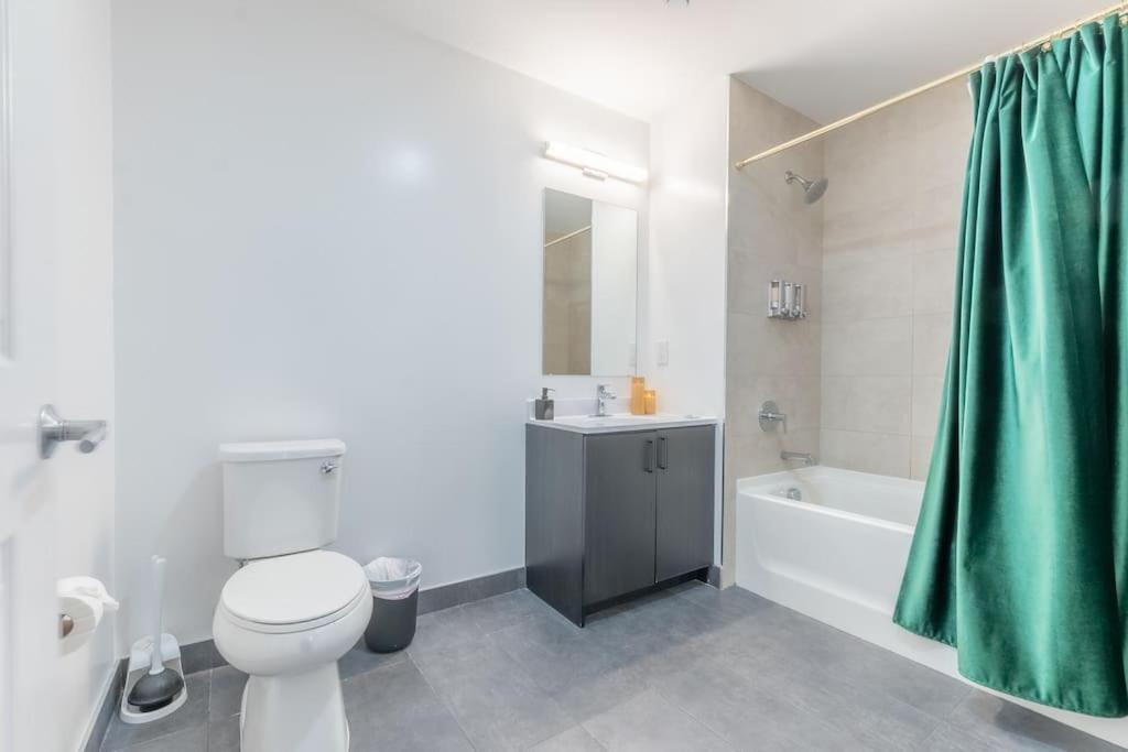 2 Bedroom 2 Bath Suite, Near American Dream And The Airport, Free Parking, King Bed And 2 Queen Beds, Washer And Dryer Orange 외부 사진